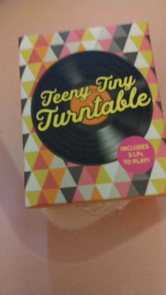 Teeny Tiny Turntable  Includes 3 Mini-LPs to Play!